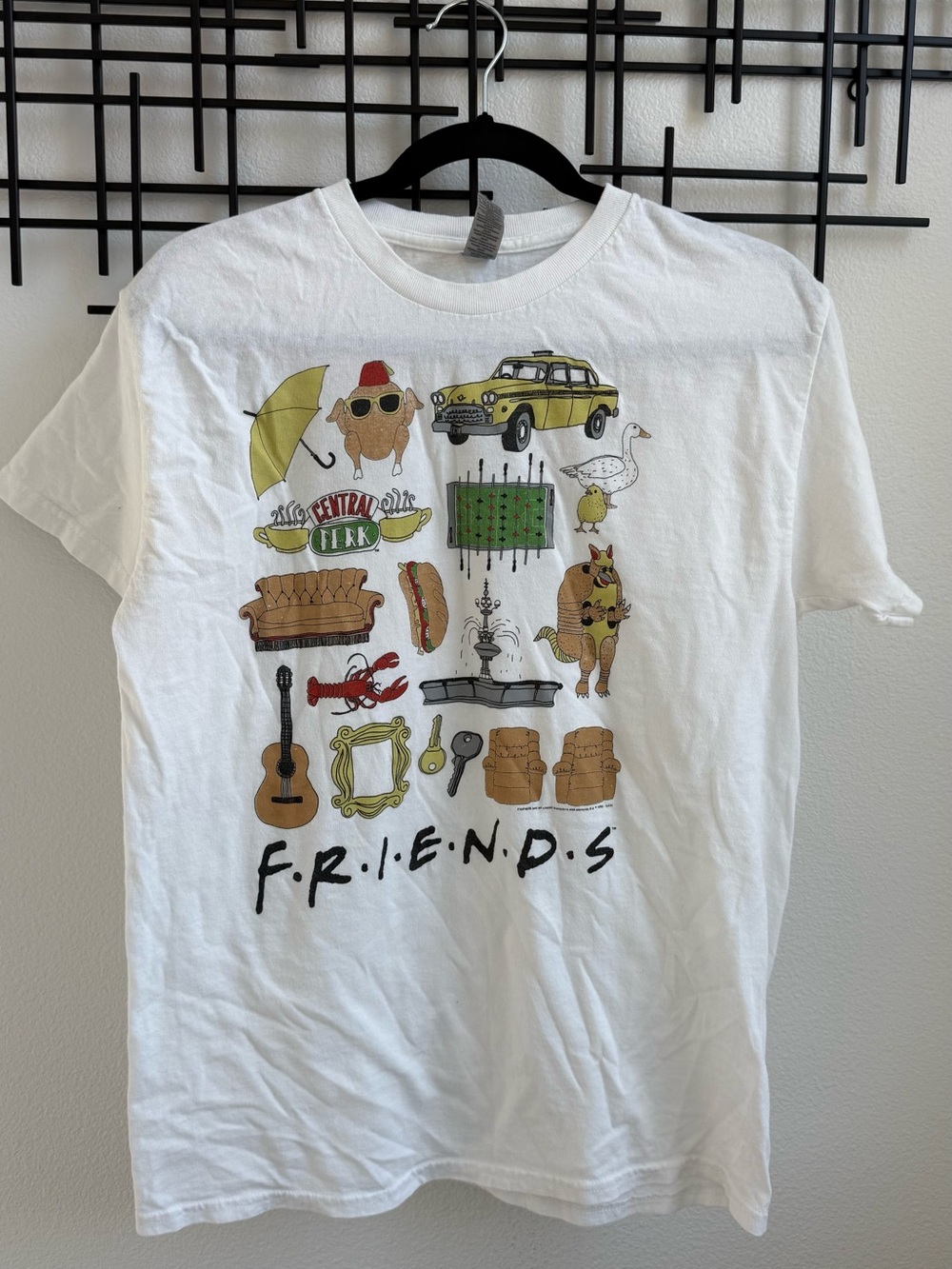 Friends TV Show Graphic Tee Women’s Medium White Central Perk Shirt